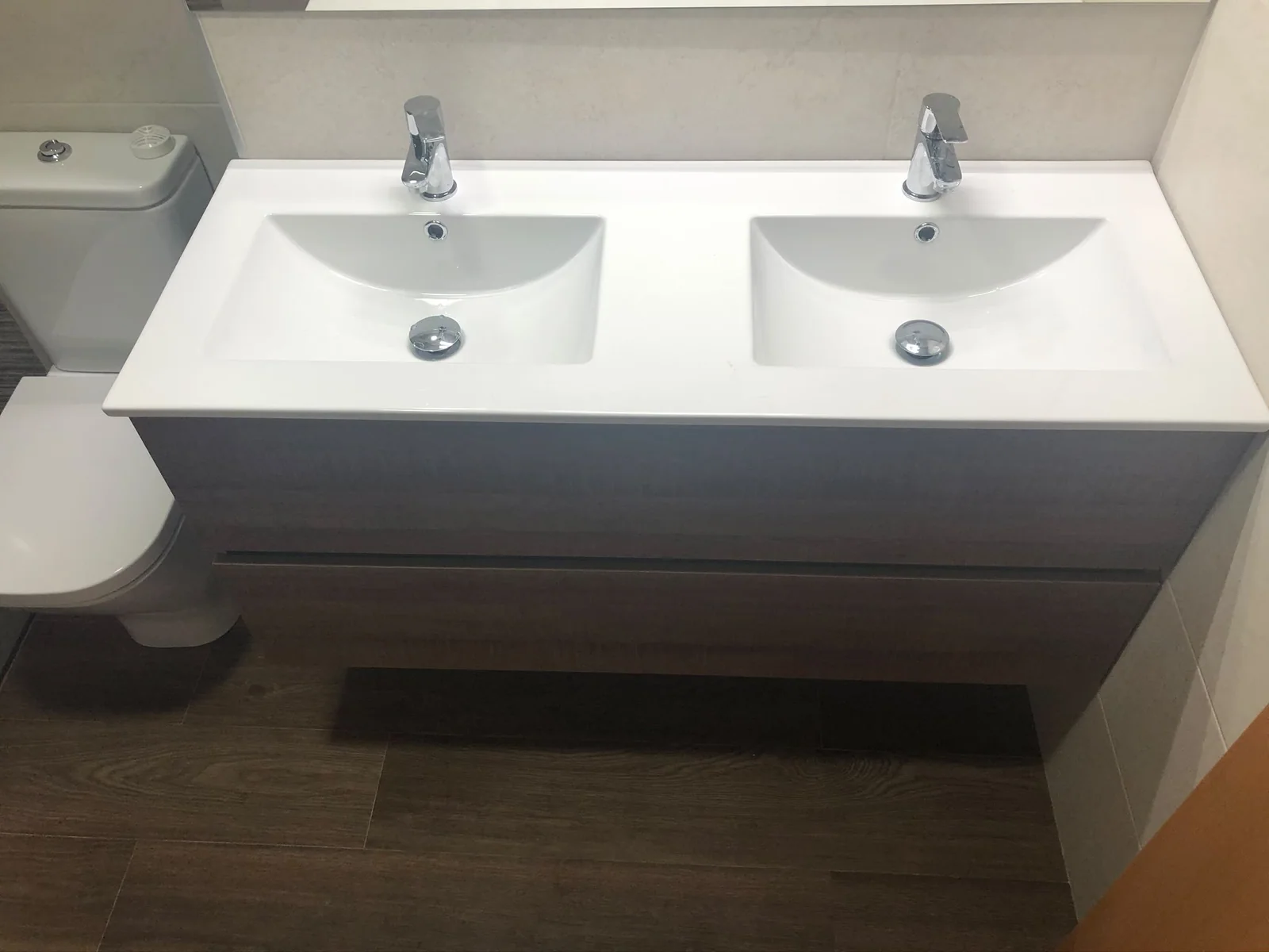 Mueble de baño con cajones y lavabo blanco de dos senos
