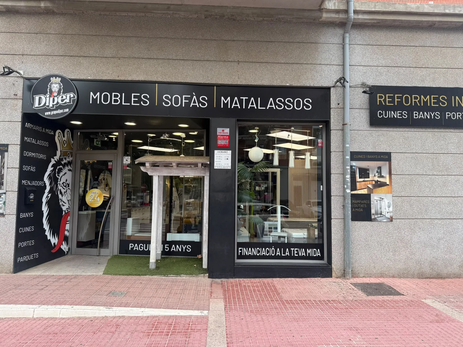 Fachada real de la tienda Grupo Diper en Santa Perpètua